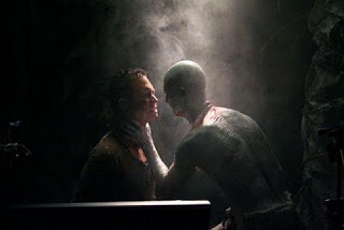 Detr&aacute;s de escenas del video Built To Fall